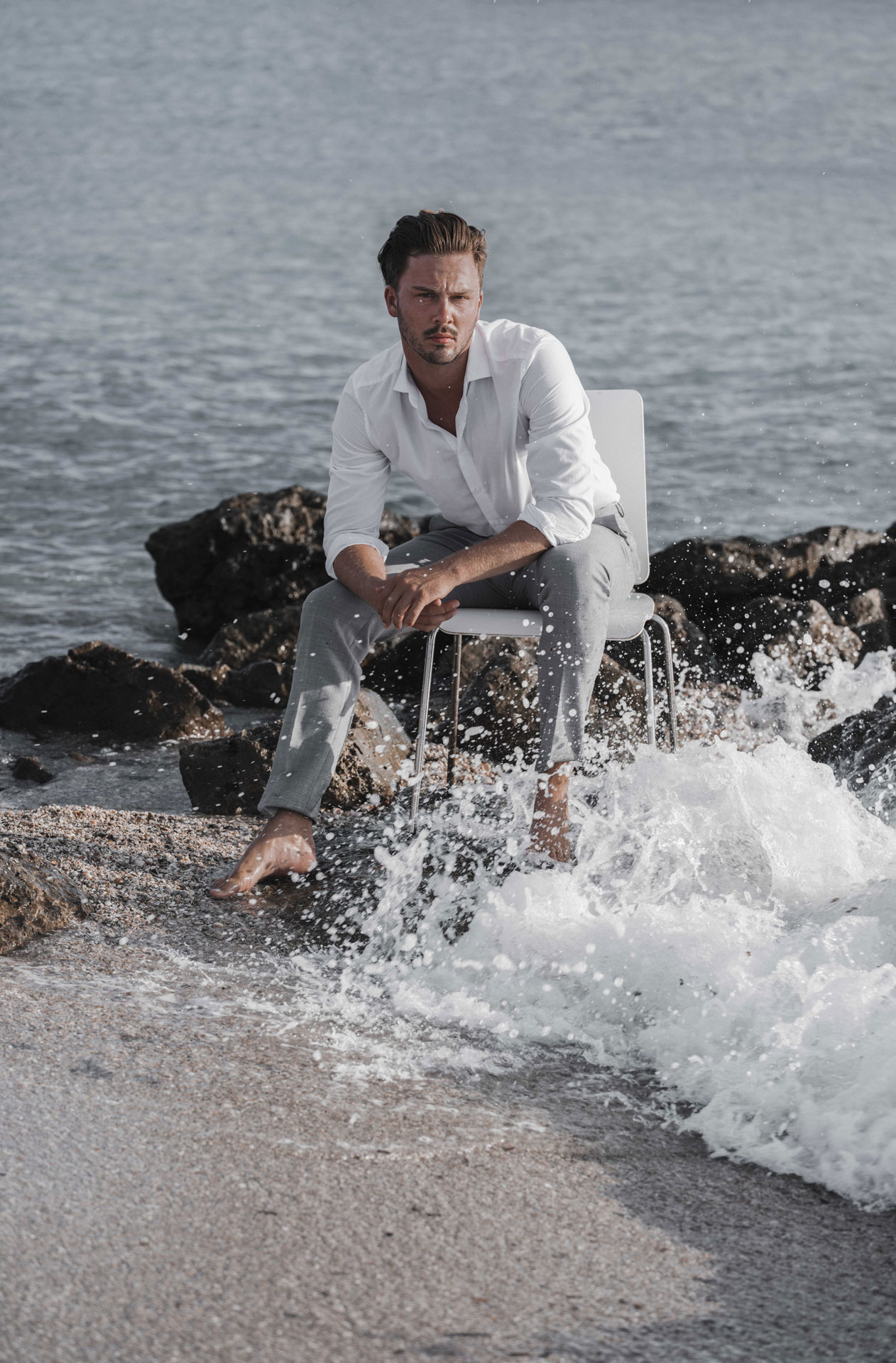 David_Wenzel_Model_Im_Wasser_auf_einem_Stuhl_Fashion_Fotograf
