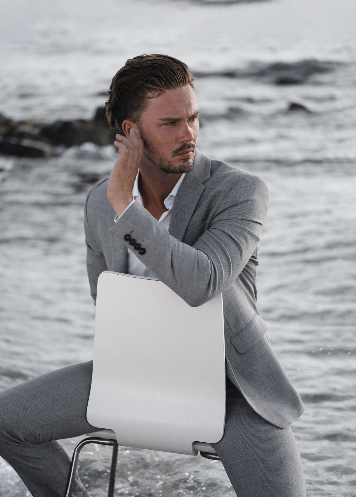 David_Wenzel_Model_Im_Wasser_auf_einem_Stuhl_Fashion_Fotograf