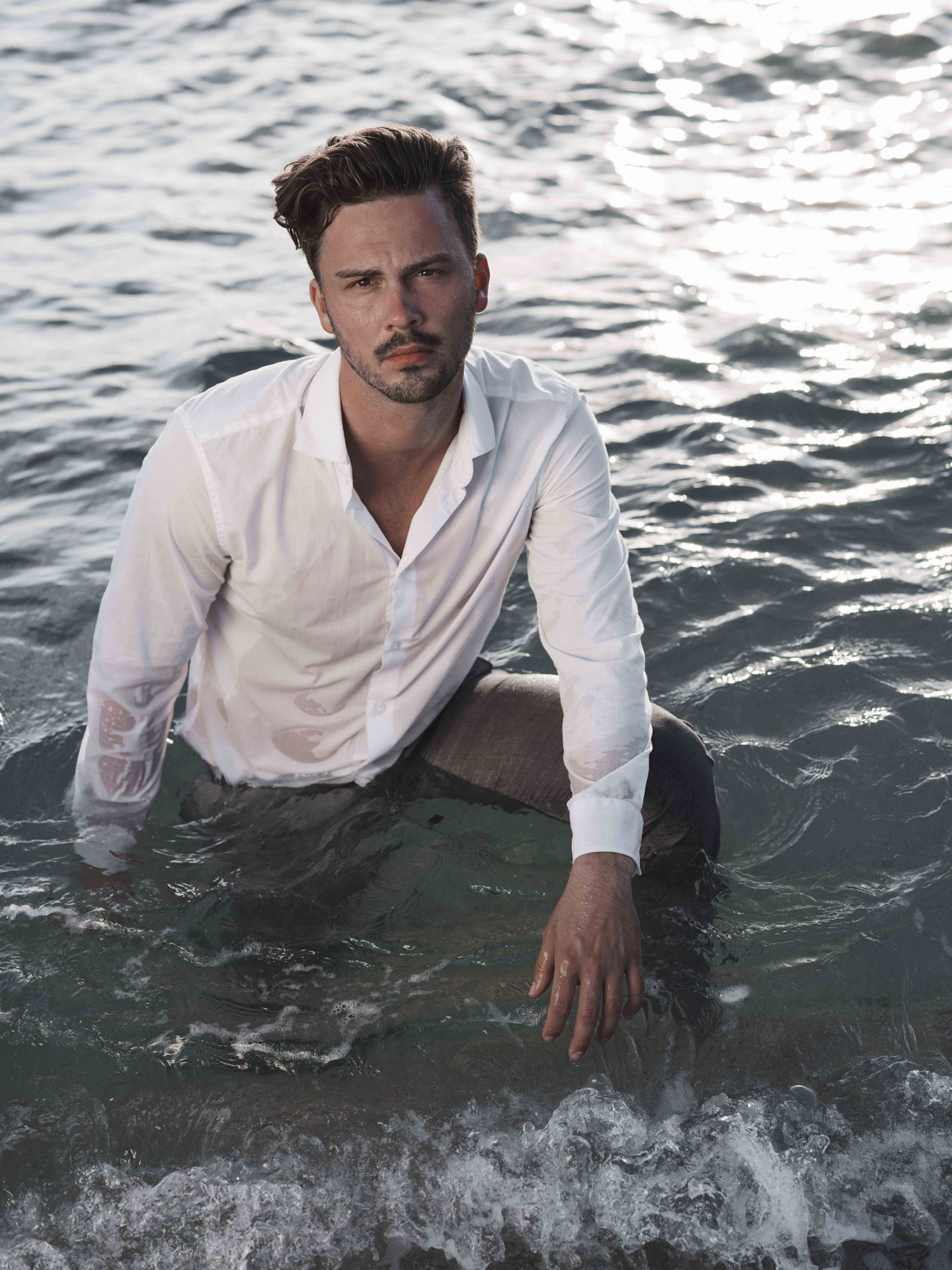 David_Wenzel_Model_Im_Wasser_auf_einem_Stuhl_Fashion_Fotograf